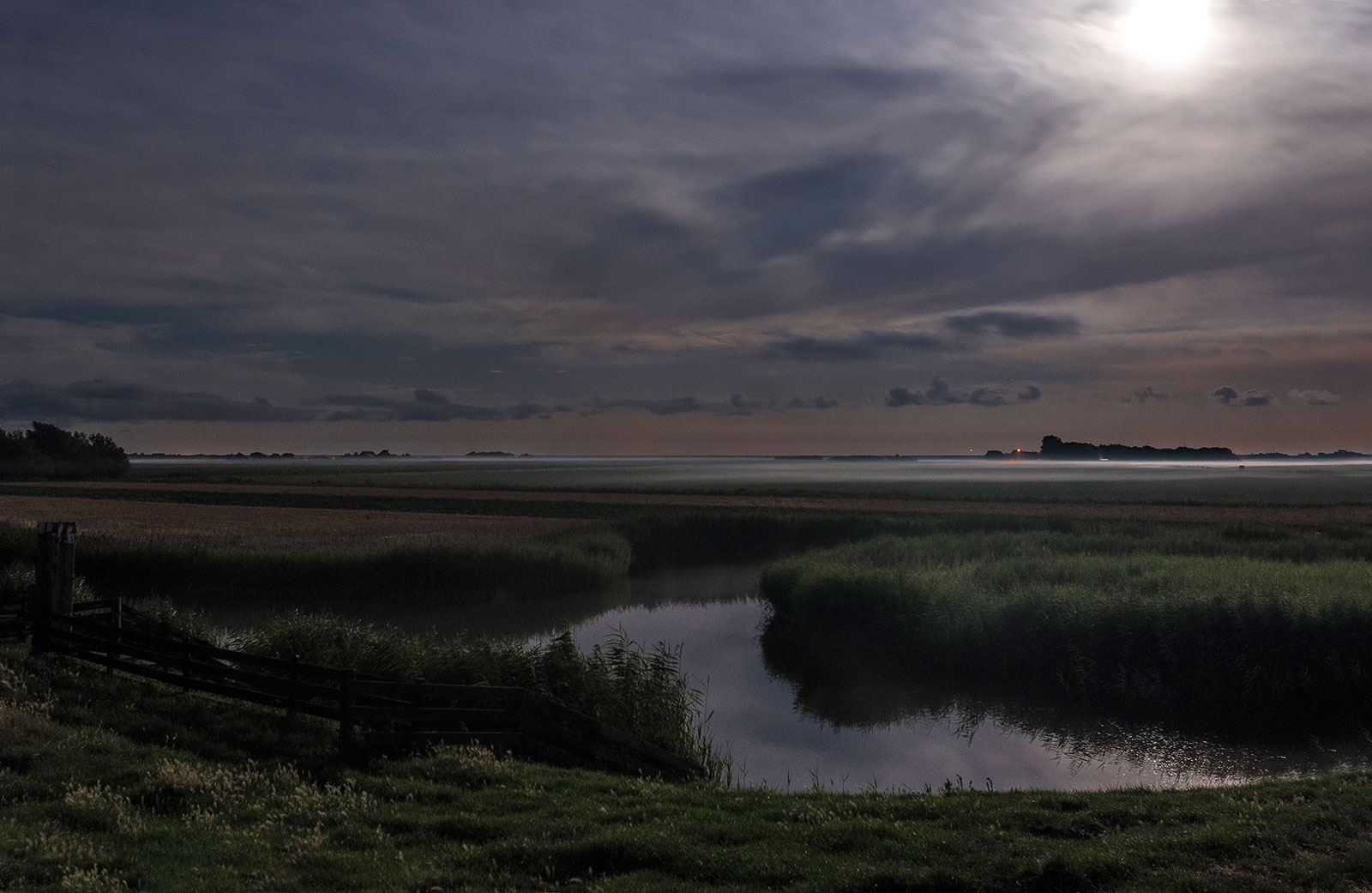 Dijkje nabij Alexanderhoeve in het volle maanlicht